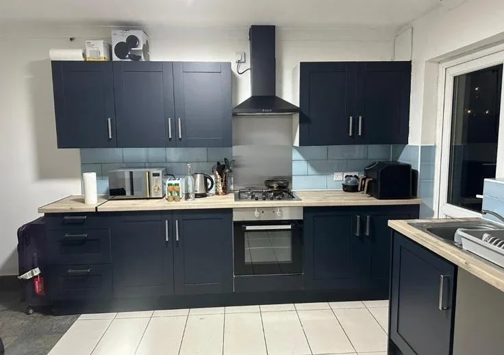 Room Charlton Crescent in Greater London