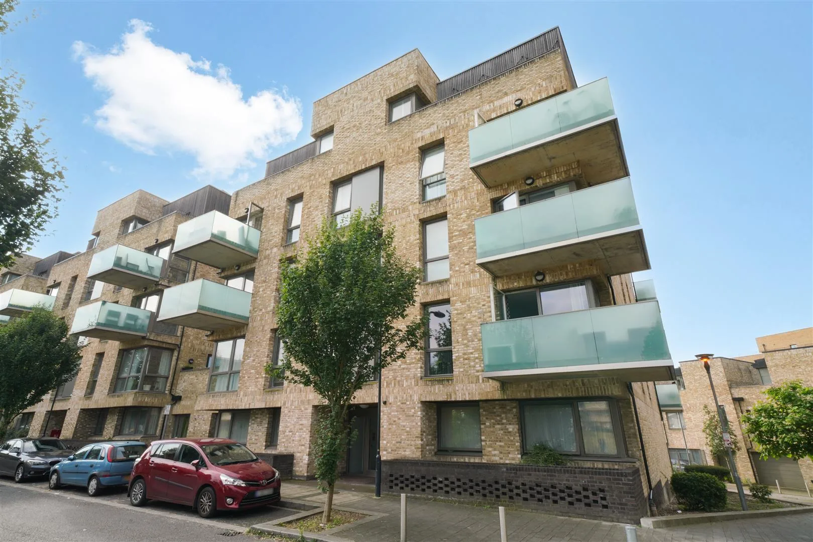 Flat Hilltop Avenue in Greater London