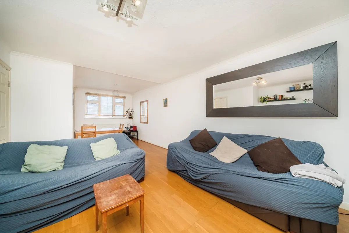Flat Taylor Close in Greater London