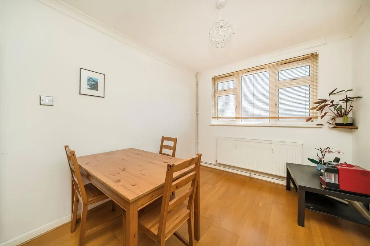 Flat Taylor Close in Greater London