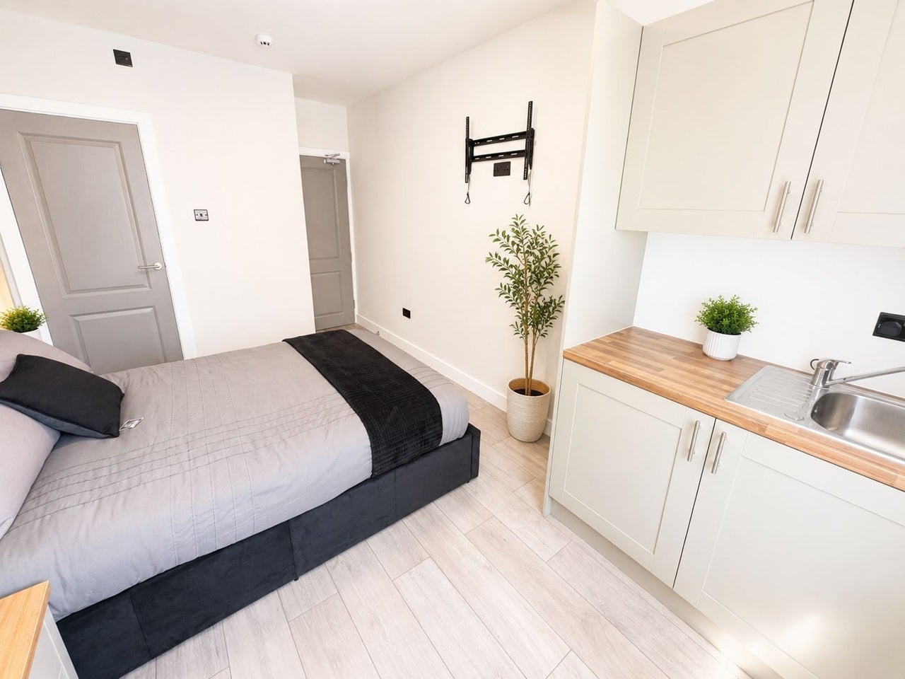 Room Leslie Road in Gillingham
