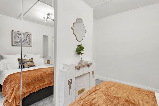 Room Cleveley Crescent in Greater London