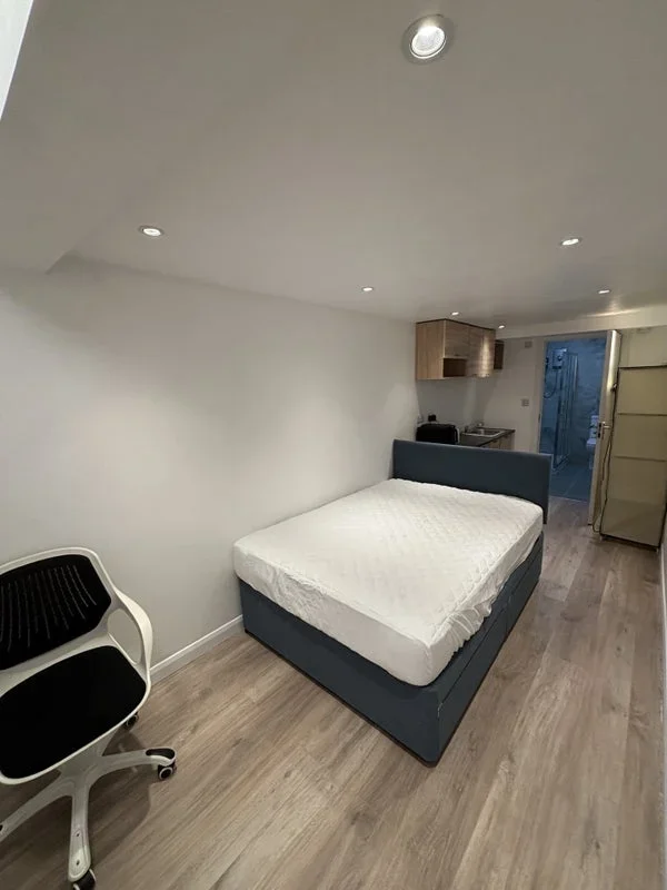 Room Shenley Avenue in Greater London