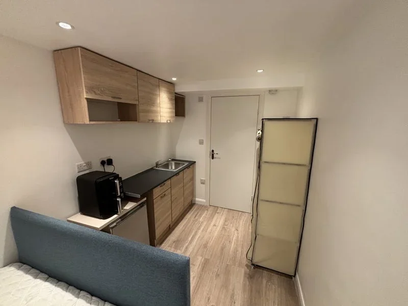Room Shenley Avenue in Greater London