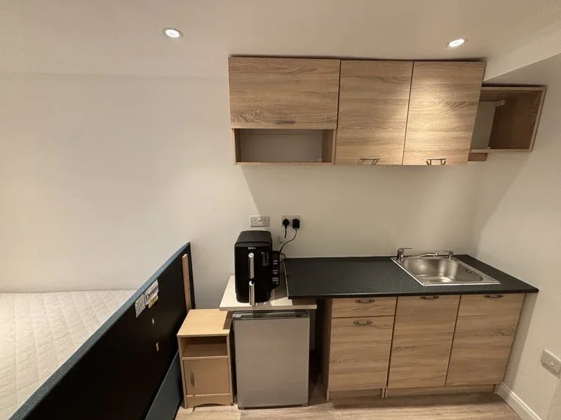 Room Shenley Avenue in Greater London