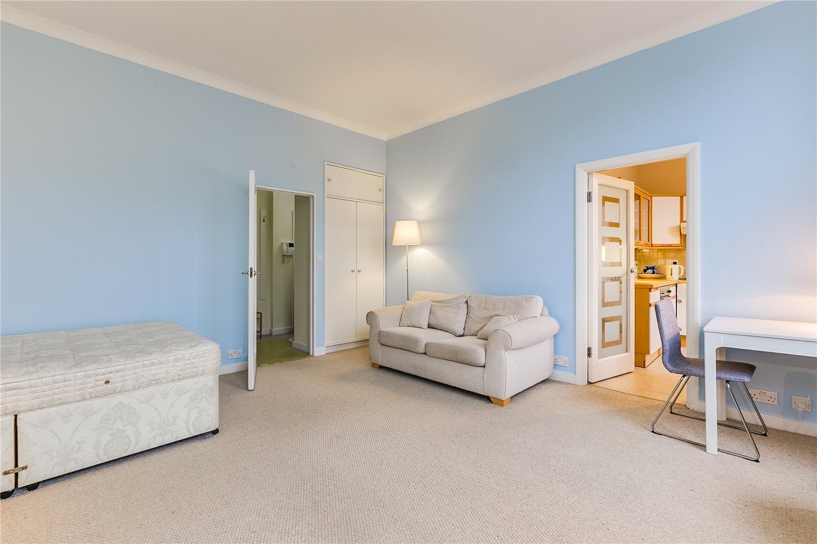 Flat Roland Gardens in Greater London