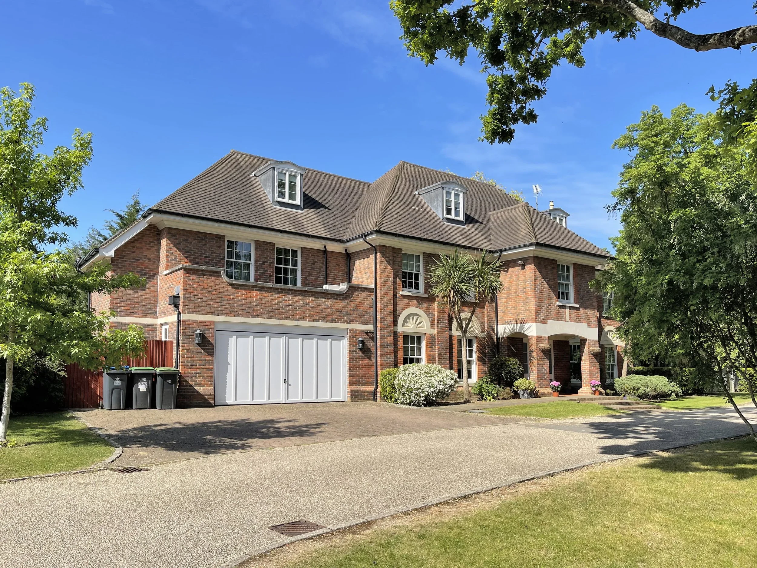 House Eastcott Close in Greater London