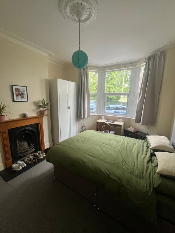 Room Quicks Road in Greater London