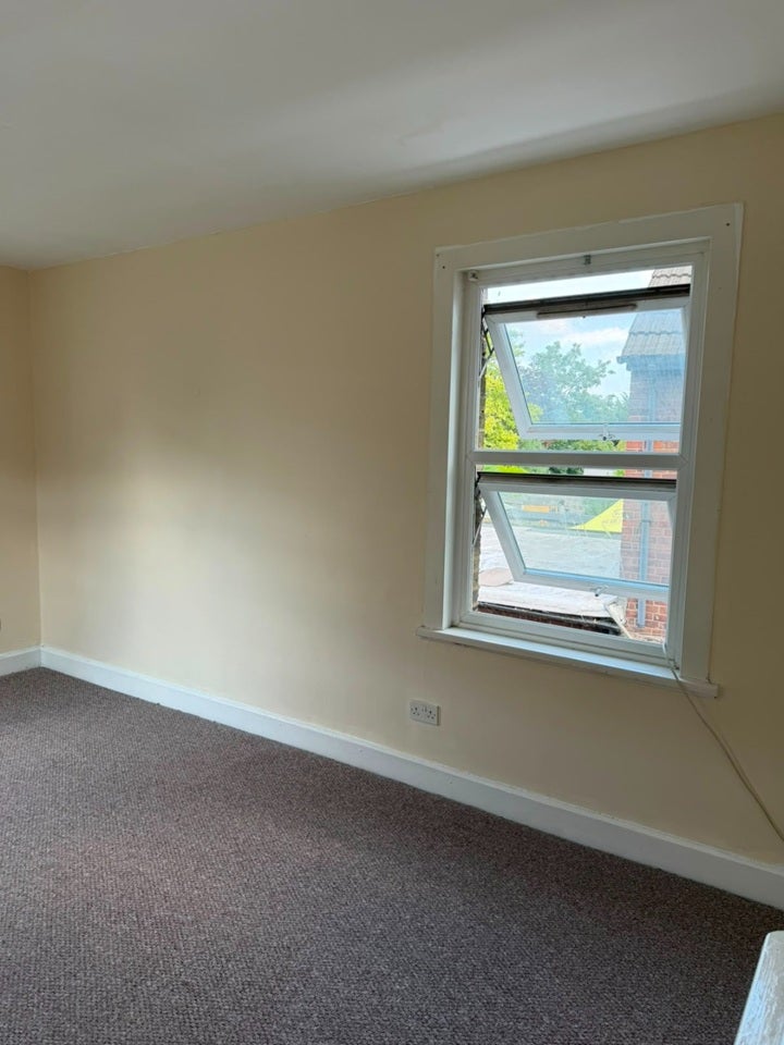 Flat Grange Road in Greater London