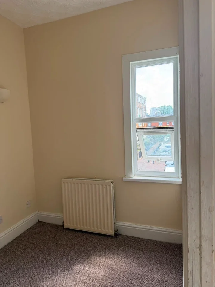 Flat Grange Road in Greater London