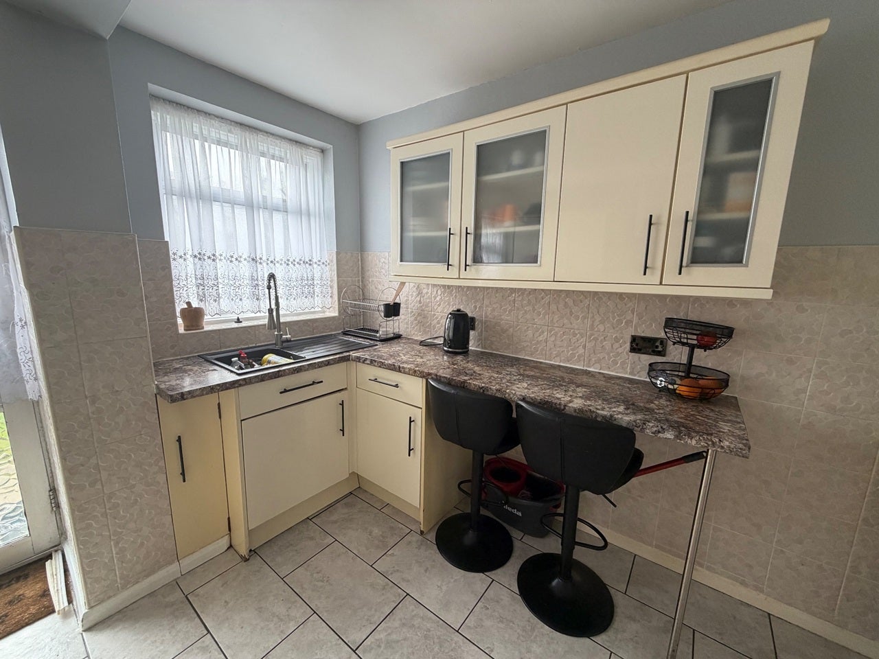 Room Cumberland Avenue in Greater London