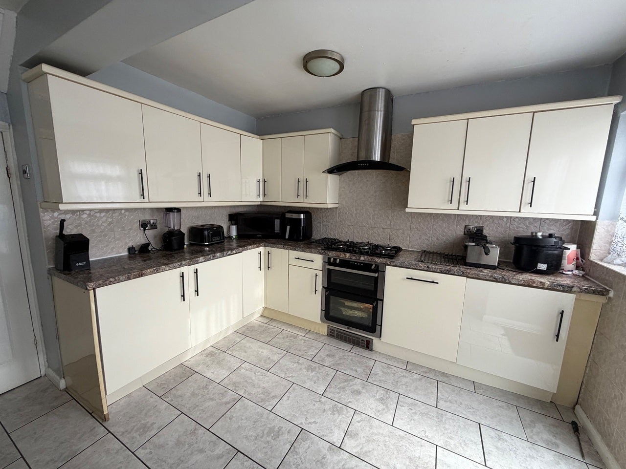 Room Cumberland Avenue in Greater London