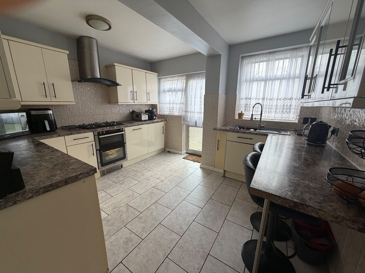 Room Cumberland Avenue in Greater London