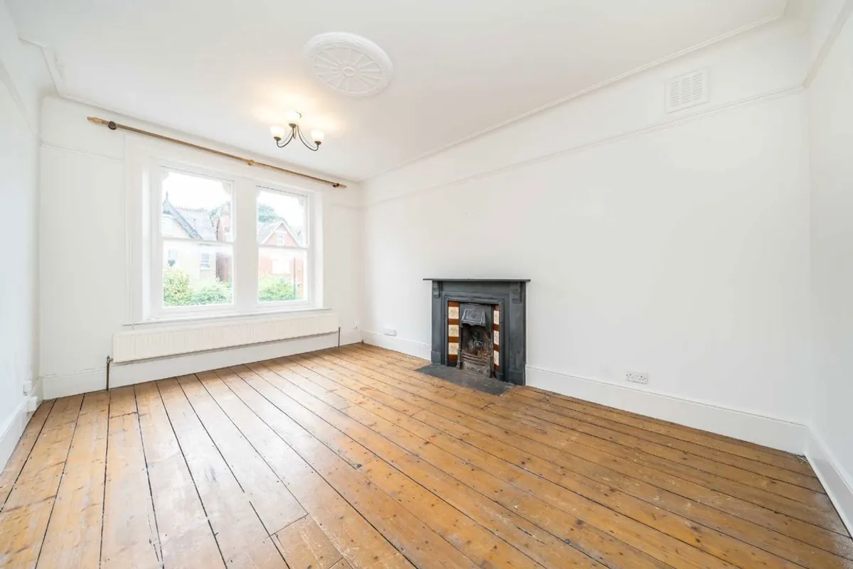 Flat Hopton Road in Greater London