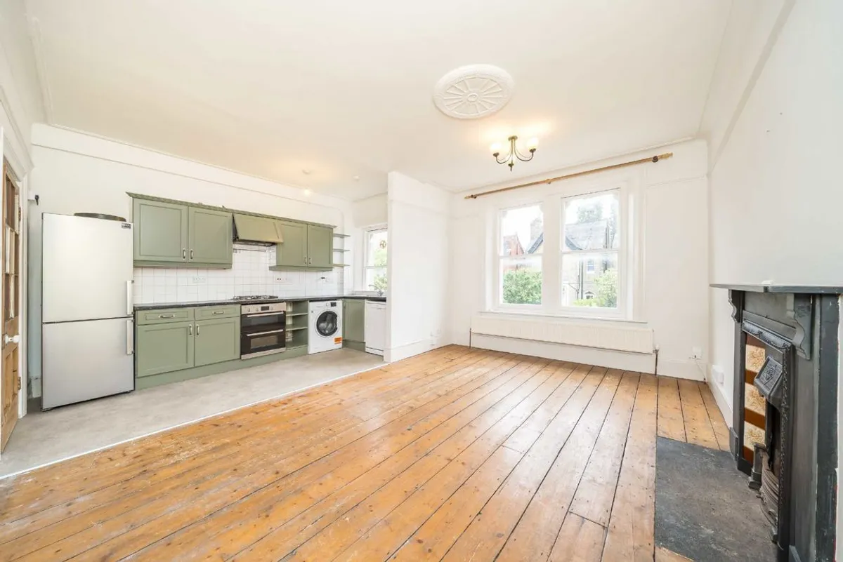 Flat Hopton Road in Greater London