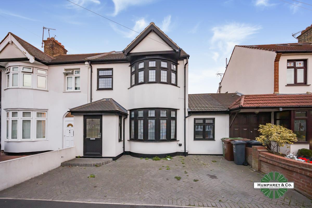 House Salisbury Avenue in Greater London