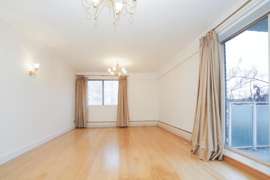 Flat Warwick Gardens in Greater London