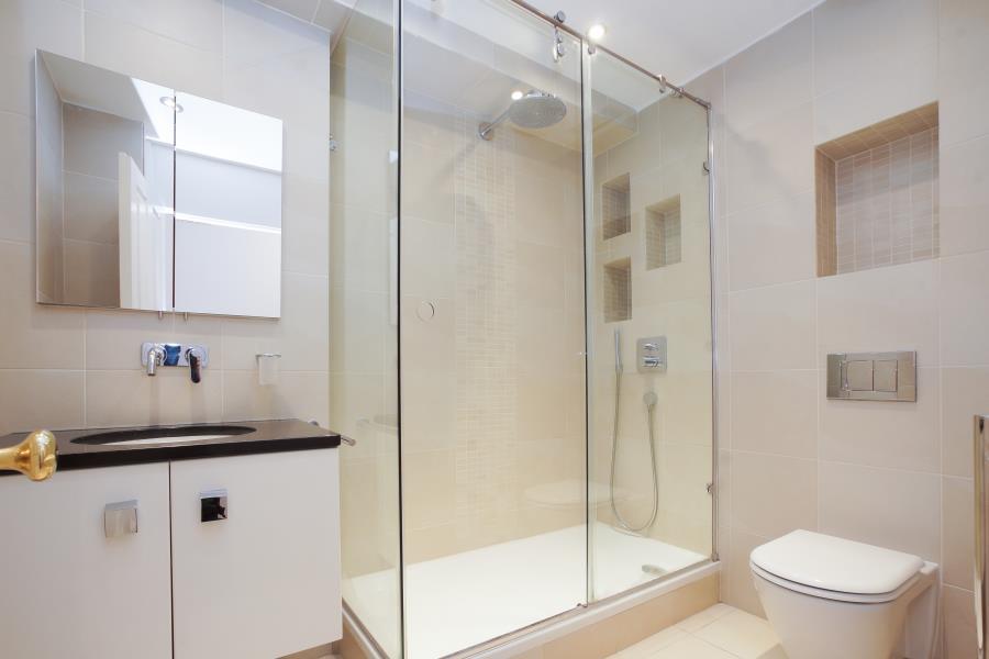 Flat Warwick Gardens in Greater London