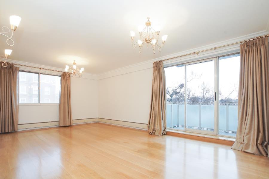 Flat Warwick Gardens in Greater London