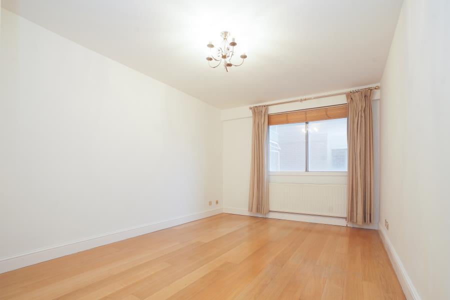 Flat Warwick Gardens in Greater London