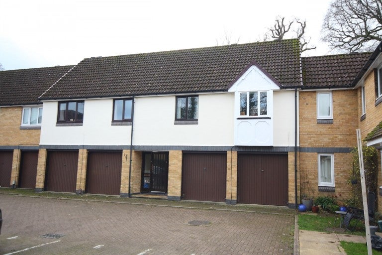 Flat Robin Hood Road in Woking