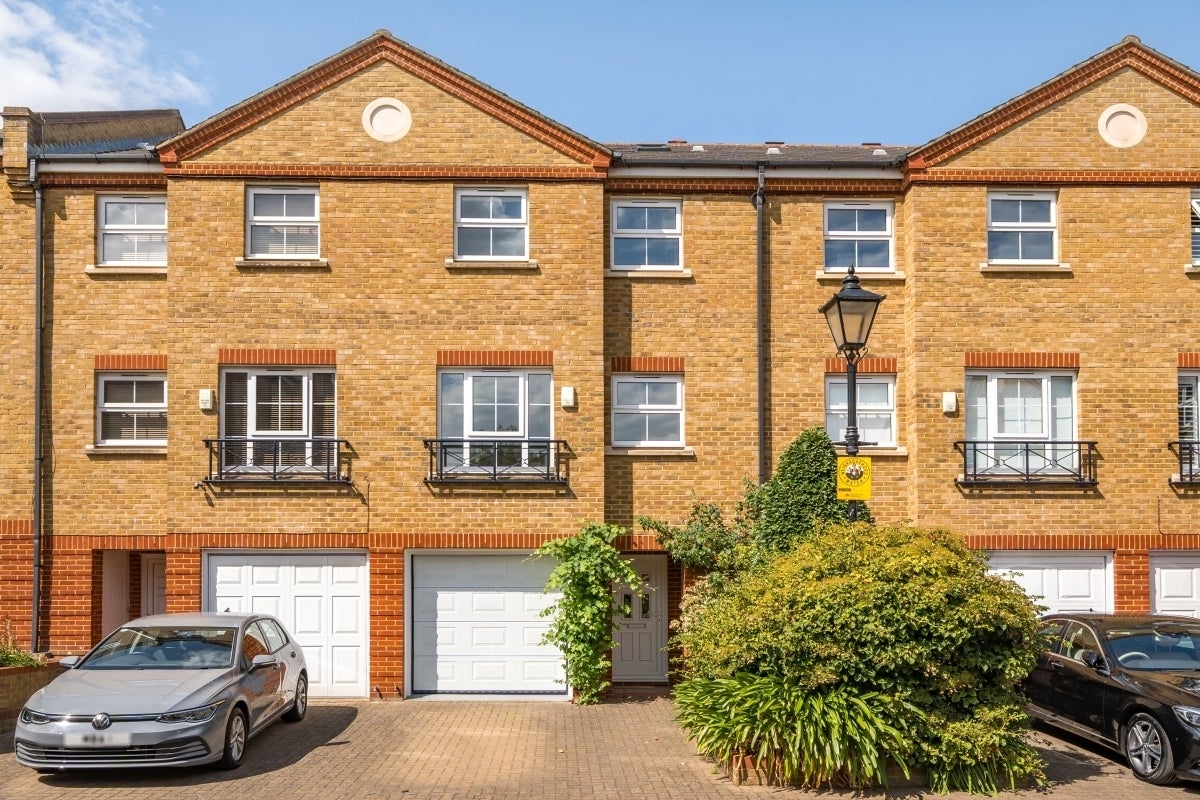 House Malthouse Drive in Greater London