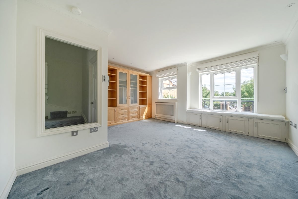 House Malthouse Drive in Greater London