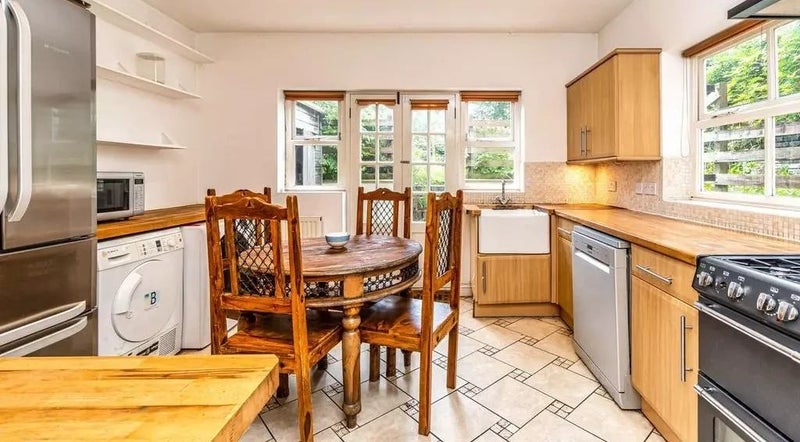 Room Downs Road in Greater London