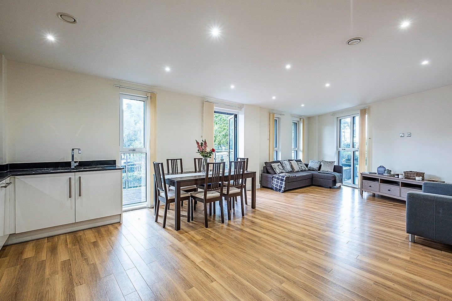 Flat Hatton Road in Greater London