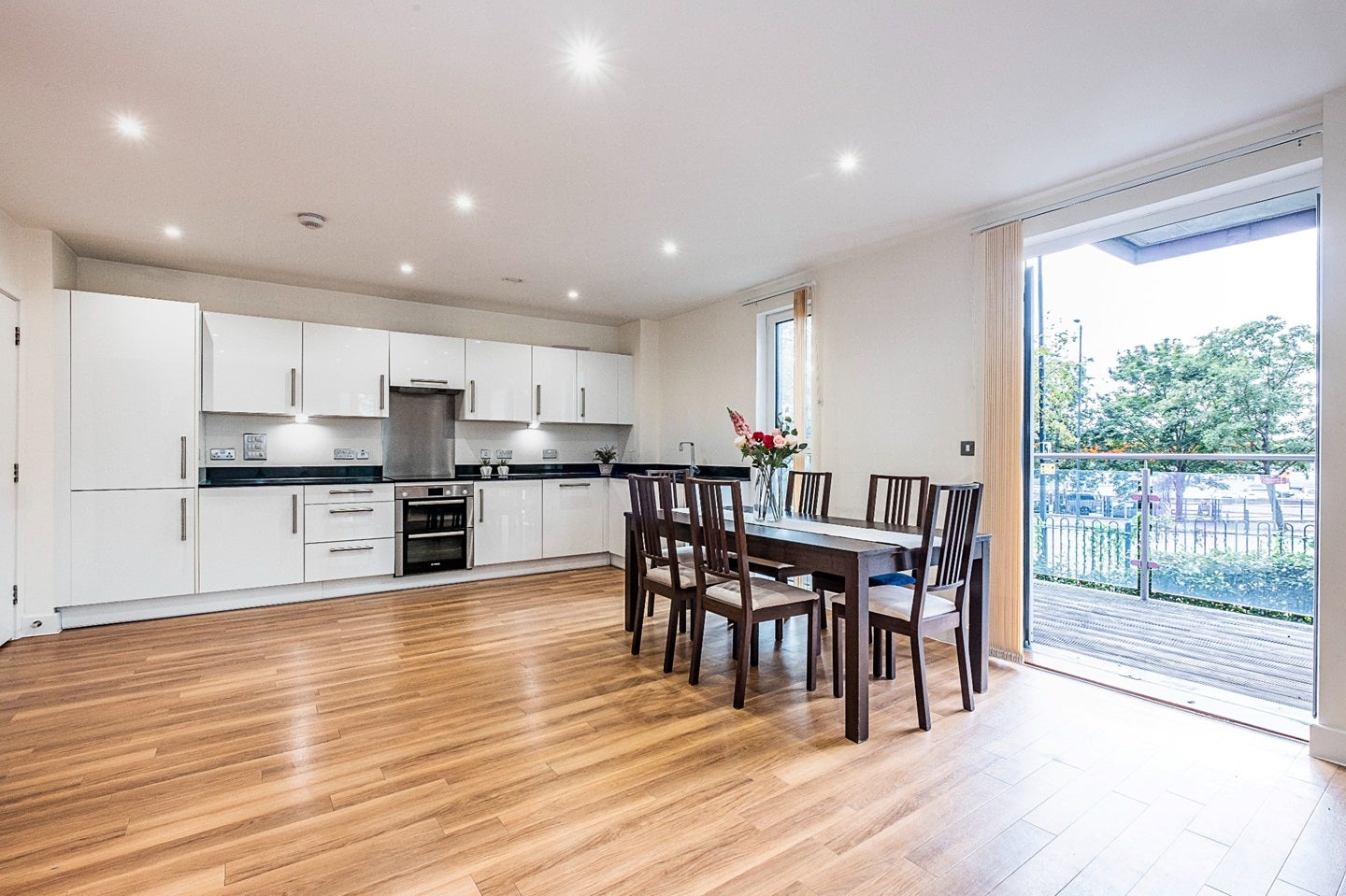 Flat Hatton Road in Greater London