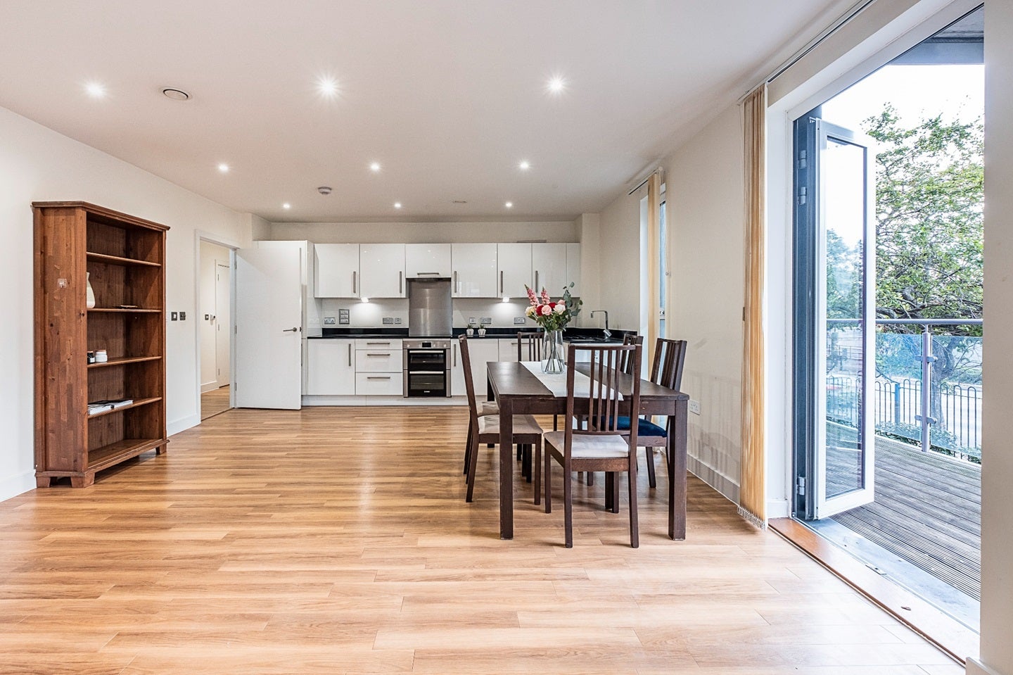 Flat Hatton Road in Greater London