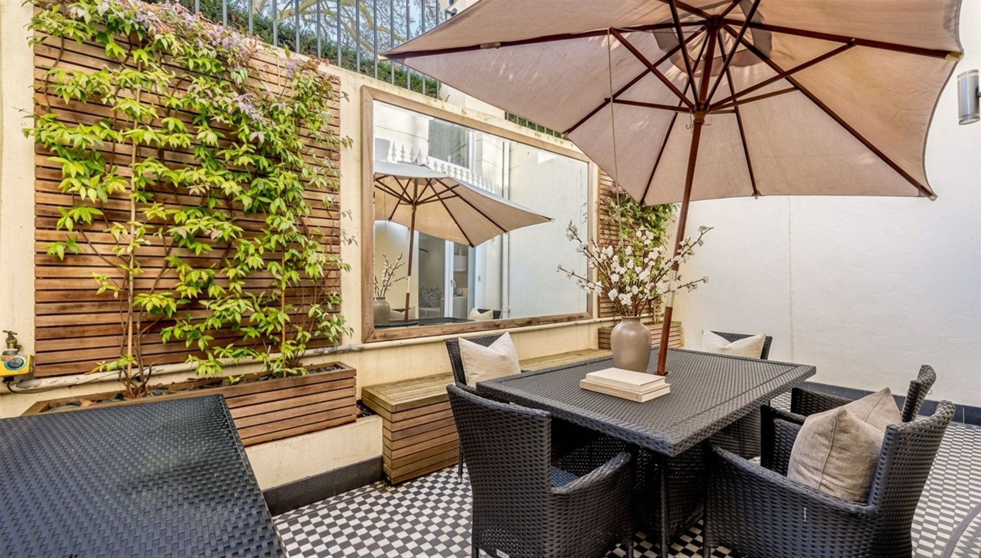 Flat Kensington Gardens Square in City of Westminster