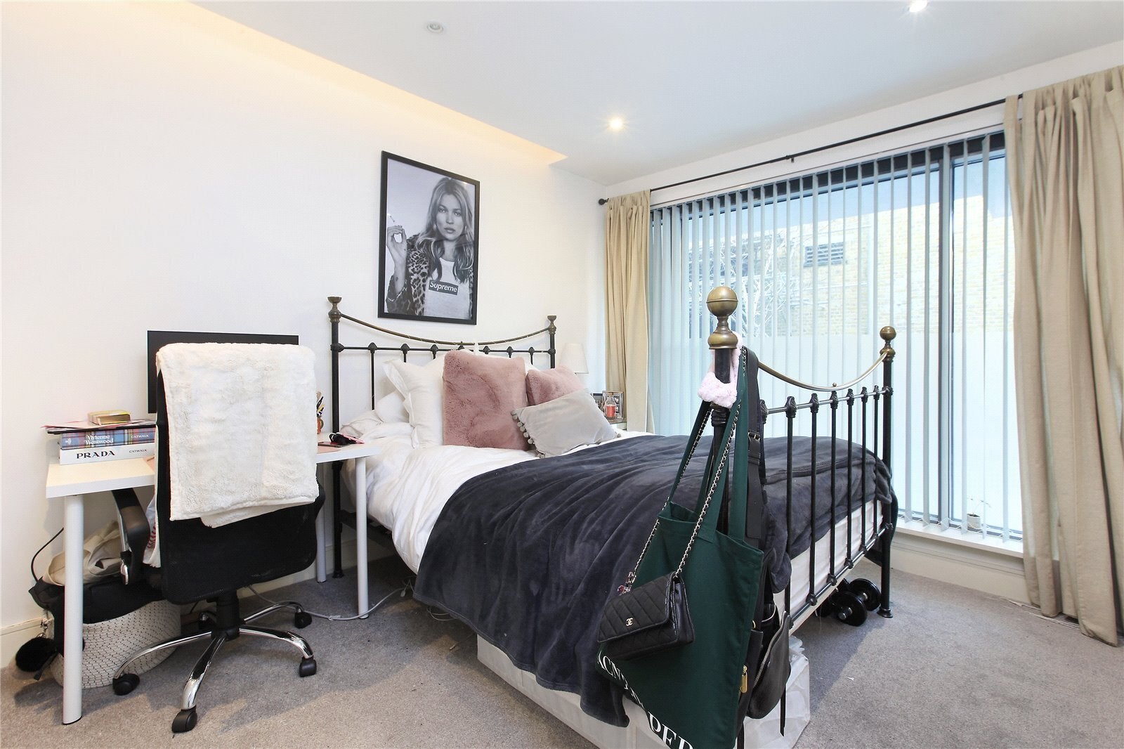 Flat Hardwicks Square in Greater London