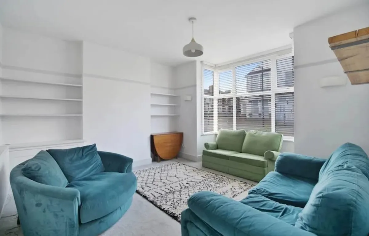 Flat Stanger Road in Greater London