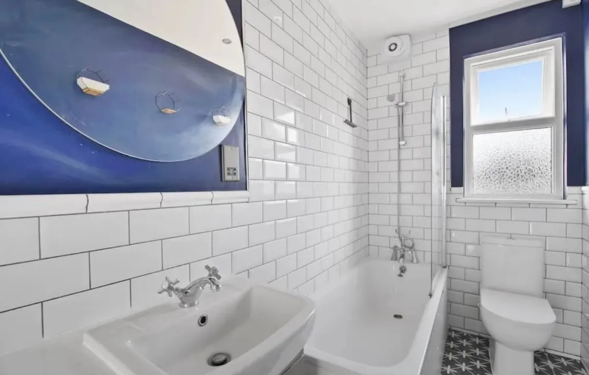 Flat Stanger Road in Greater London