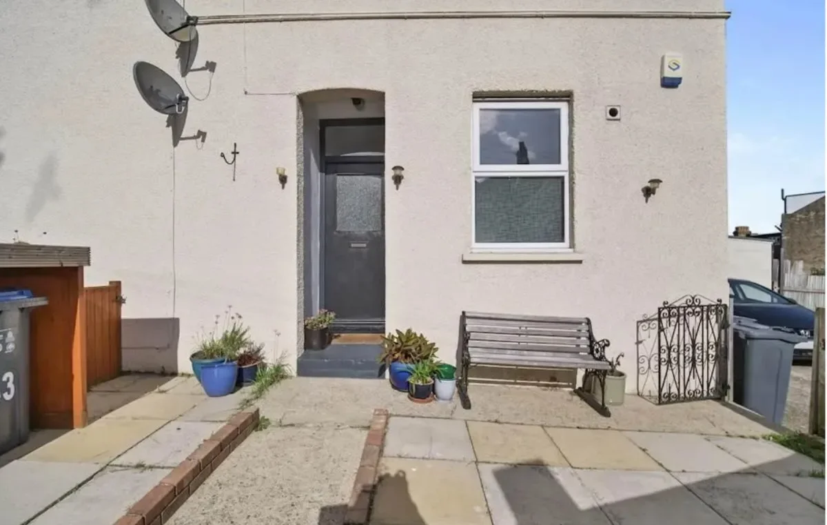 Flat Stanger Road in Greater London