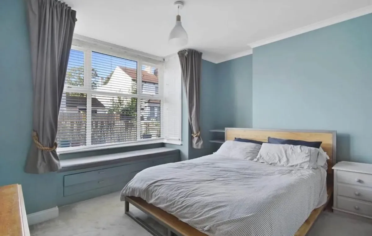 Flat Stanger Road in Greater London