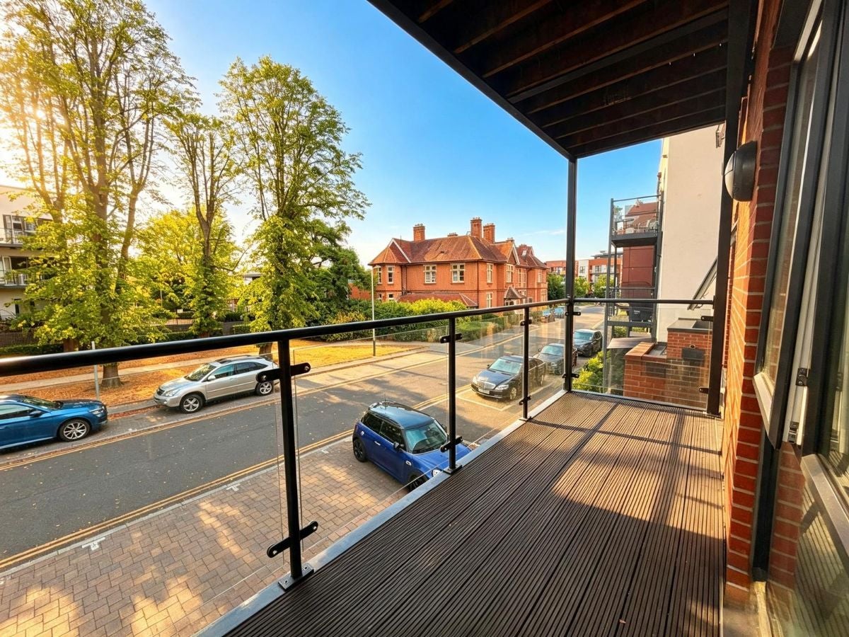 Flat Jackdaw Close in Greater London