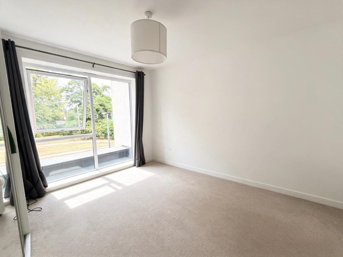 Flat Jackdaw Close in Greater London