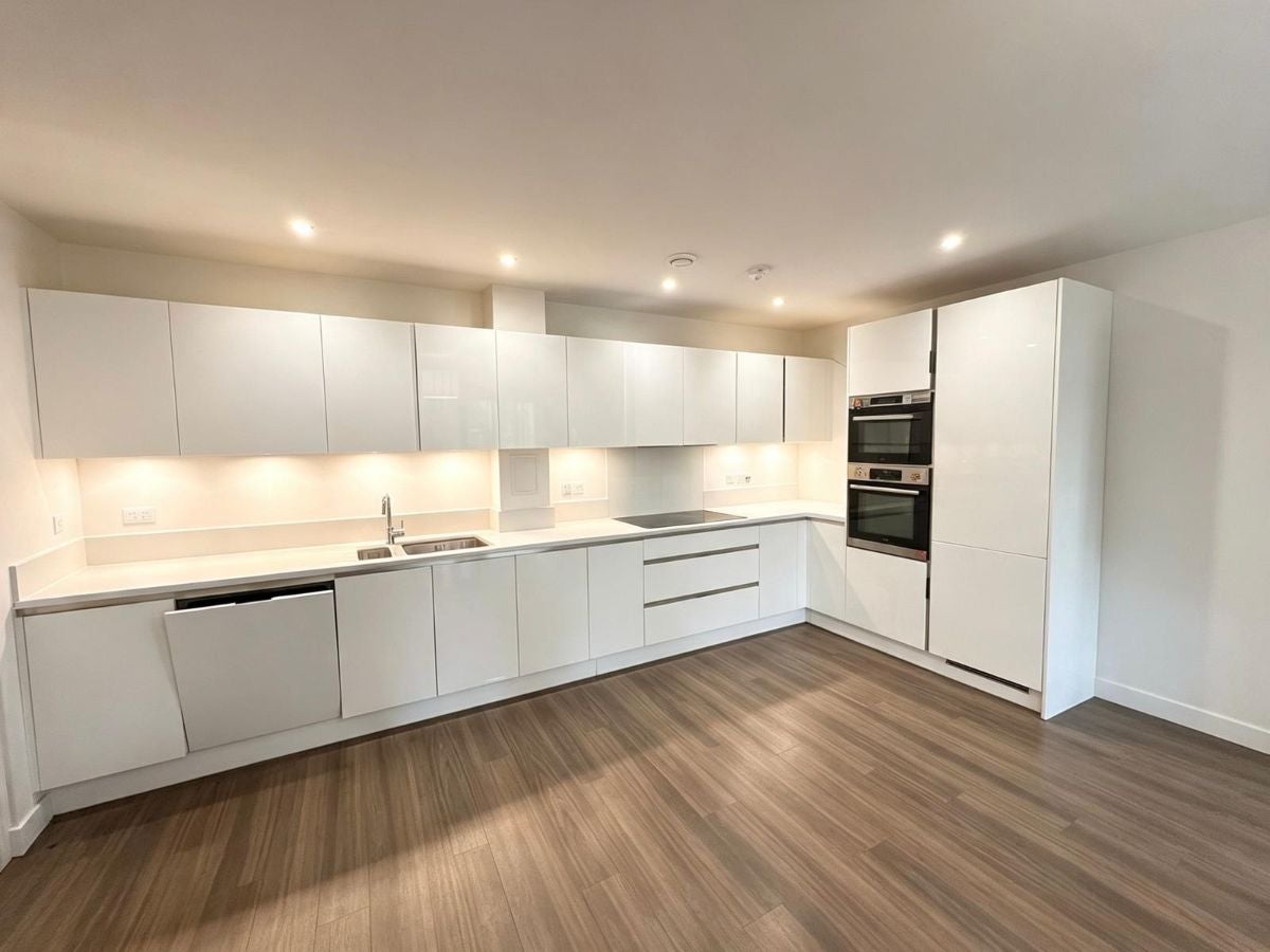 Flat Jackdaw Close in Greater London