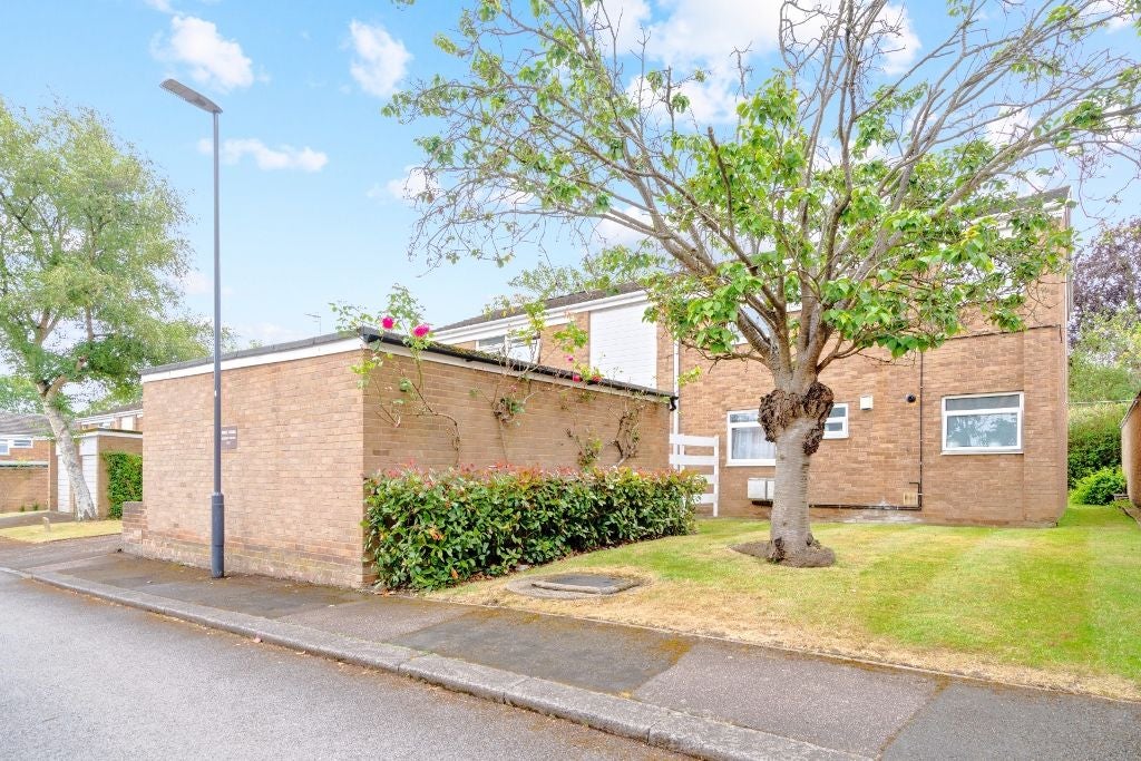 Flat Moss Lane in Greater London