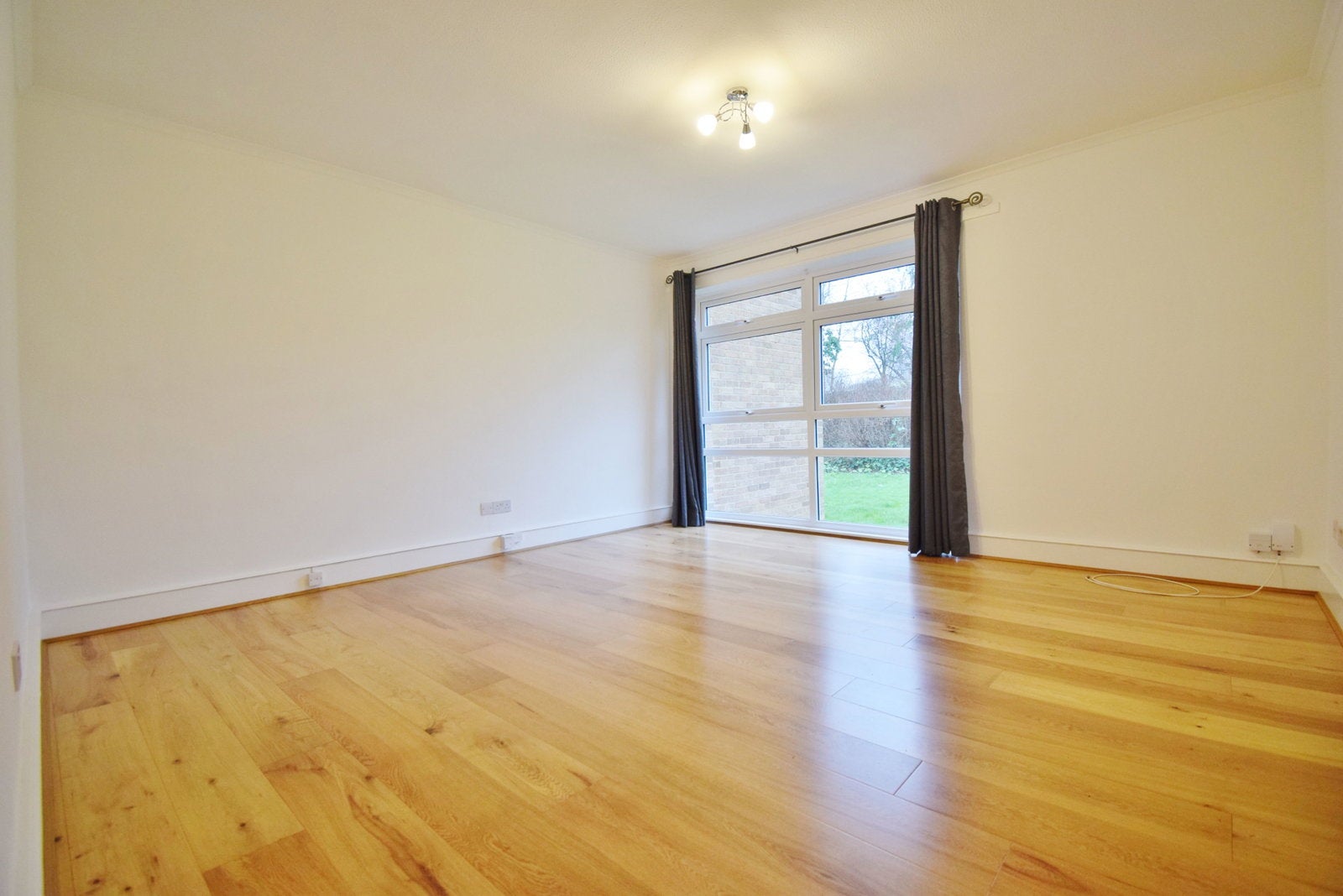 Flat Moss Lane in Greater London