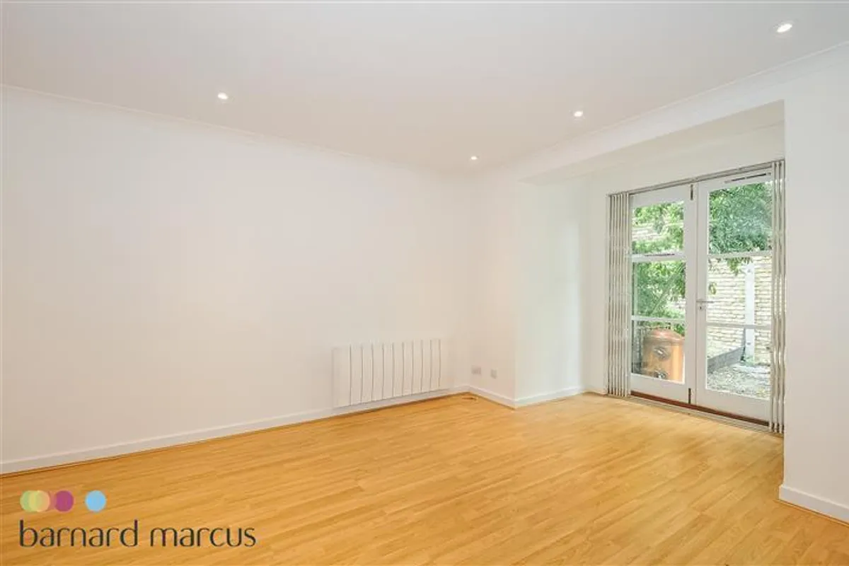 Flat Seagrave Road in Greater London