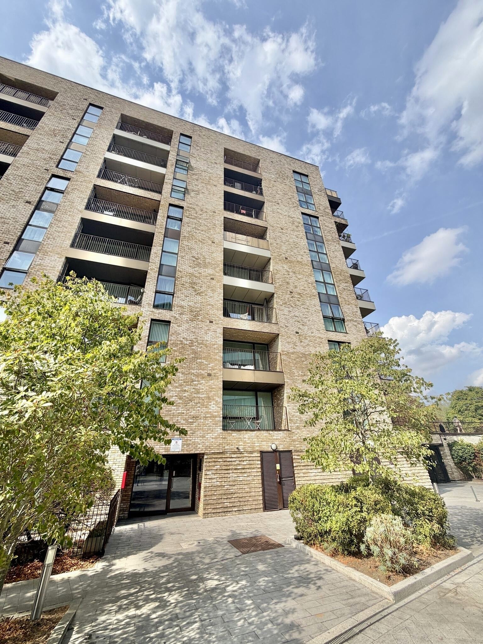 Flat Lakeside Drive in Greater London