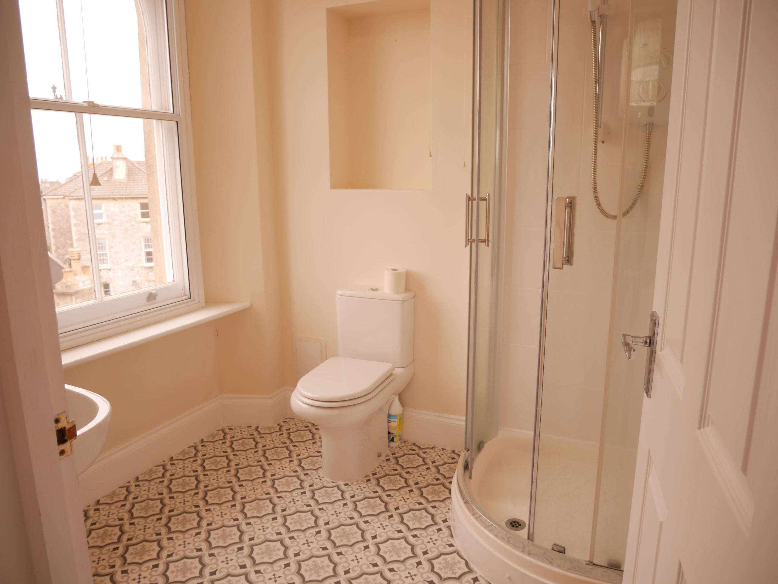 Flat Ellenborough Crescent in Weston-super-Mare