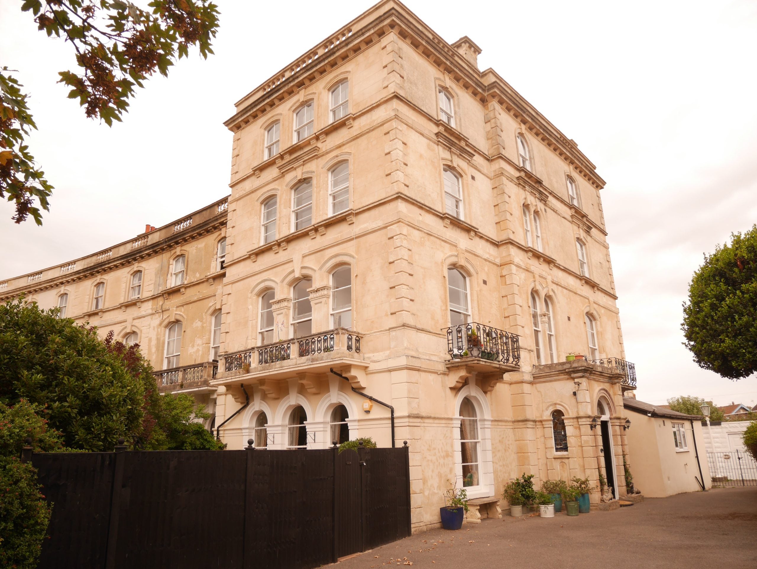 Flat Ellenborough Crescent in Weston-super-Mare