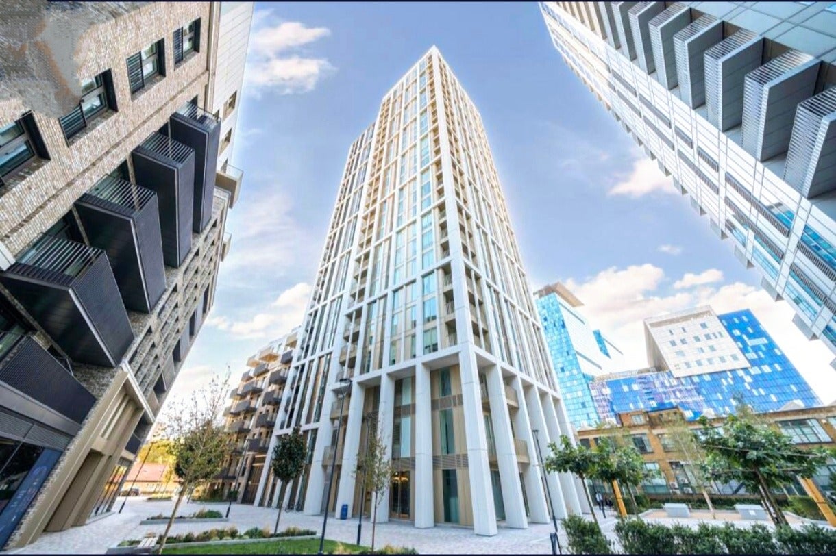 Flat Cendal Crescent in Greater London