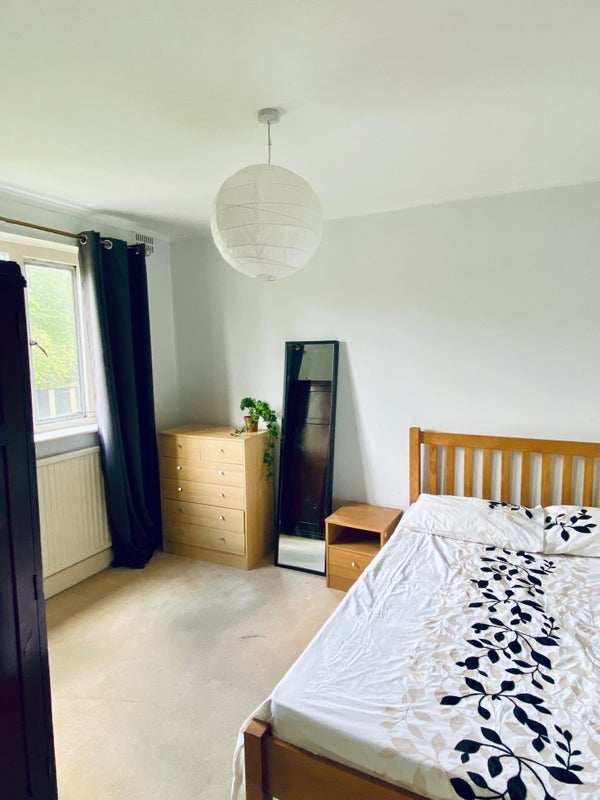 Room Queens Drive in Greater London