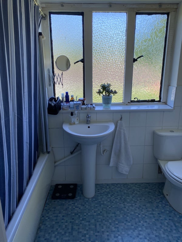 Room Queens Drive in Greater London