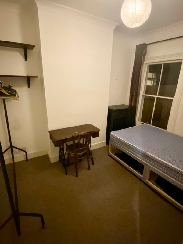 Room Greyhound Road in Greater London